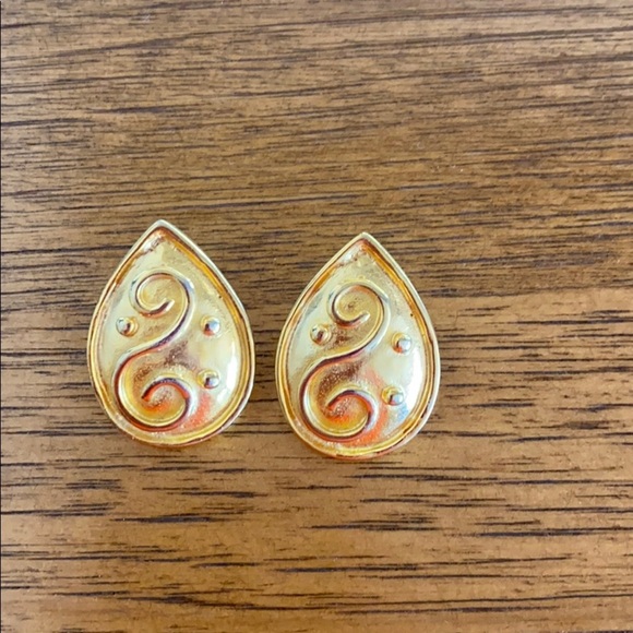 Jewelry - Vintage Golf-tone Tear Drop Earrings